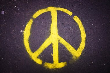 asfalt üzerinde barış işareti