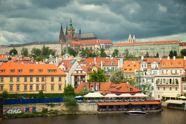 Όμορφο ποταμό στην Πράγα — Φωτογραφία Αρχείου