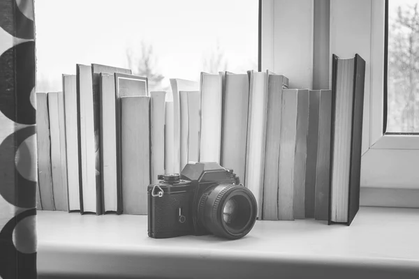 Libri e macchina fotografica — Foto Stock