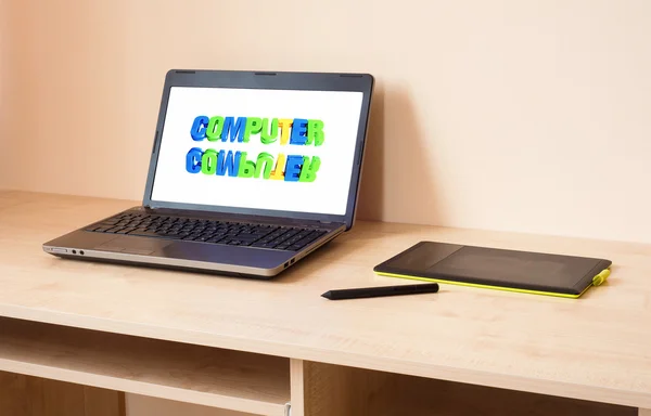 Laptop en afbeeldingen tablet — Stockfoto