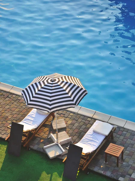 游泳池与太阳椅 — 图库照片