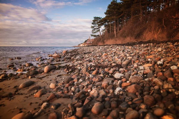 Скелястий пляж біля моря — стокове фото