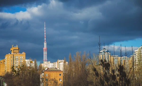 Голубое небо над городом — стоковое фото