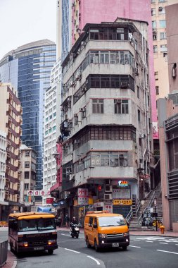 Hong Kong - 3 Ocak 2019: Reklam, mağaza ve restoranlarla dolu şehir merkezi