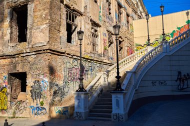 Odessa, Ukrayna - 29 Mart 2019: Devolanovsky eski terk edilmiş binalarla iniyor