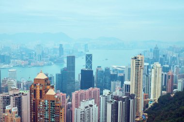 Hong Kong 'un ünlü manzarası ve tepeden liman manzarası.