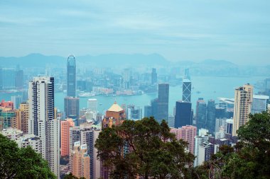 Hong Kong 'daki Victoria Körfezi ve gökdelenlerin manzarası.