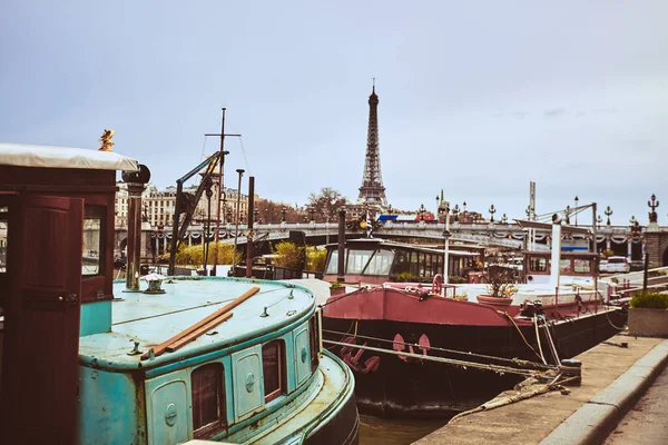 Uszály Folyón Szemben Háttérben Eiffel Torony Párizsban — Stock Fotó