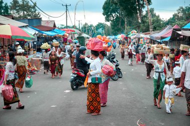Bali, Endonezya - 9 Ocak 2019: Dini bayram süresince yollarda geçici pazar