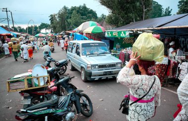 Bali, Endonezya - 9 Ocak 2019: Dini bayram süresince yollarda geçici pazar.