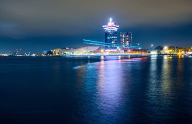 Geceleri Amsterdam körfezinde modern mimari