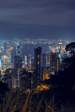 Geceleri Hong Kong 'un güzel mimarisi. Victoria Tepesinden Limana Görünüm.