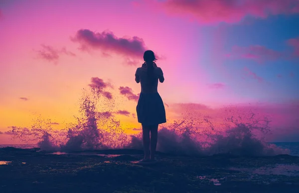 Silhouette Girl Shores Indian Ocean Saturated Sunset — Stock Photo, Image