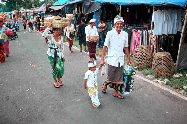 インドネシア 2019年1月9日 休日の間に市場に出ている民族衣装の若い家族 — ストック写真