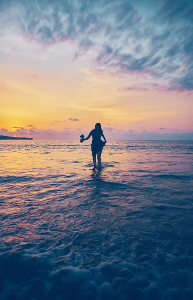 Girl Walking Beach Sunset — Stock Photo, Image