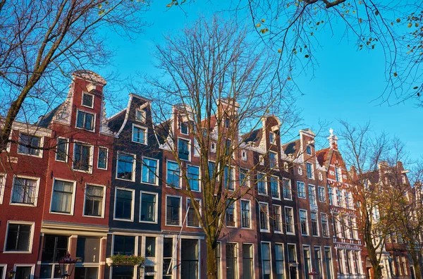 阿姆斯特丹的老旧住宅大楼 — 图库照片