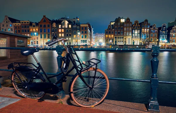 Rower Jest Zaparkowany Przy Balustradzie Przy Kanale Nocy Amsterdamie — Zdjęcie stockowe