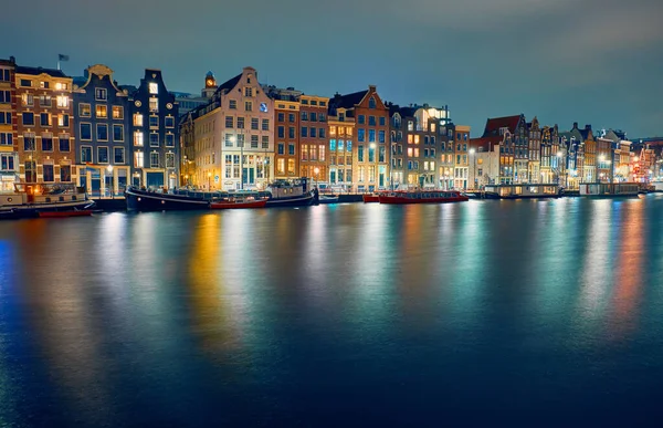 Вночі Амстердамі Відкривається Чудовий Вид Будинки Плавучі Човни — стокове фото
