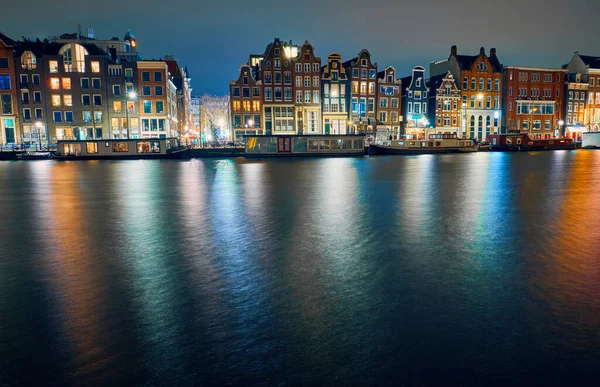 Widok Tańczących Domów Nad Kanałem Nocy Amsterdamie — Zdjęcie stockowe