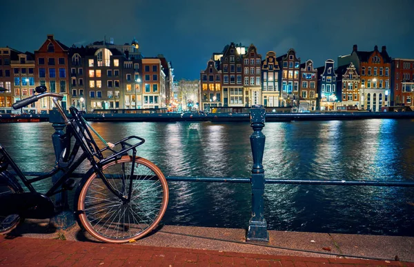 Bicicleta Pelo Canal Noite Amsterdã Fundo Casas Dança — Fotografia de Stock