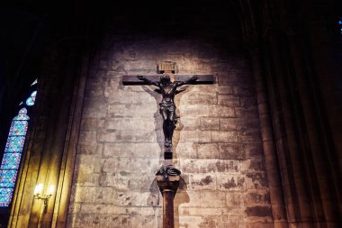 Paris, Fransa - 8 Nisan 2018: Paris 'in en önemli etkinliklerinden biri. Notre-Dame de Paris 'in İçi.