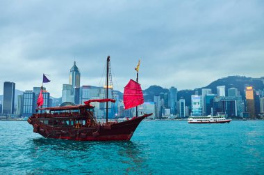Hong Kong Victoria Limanı 'nda eski ahşap ve yeni demir gemiler.