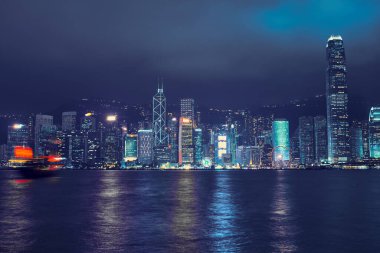 Hong Kong 'da uzun, modern ve güzel binalar. Geceleri şehir manzarası.
