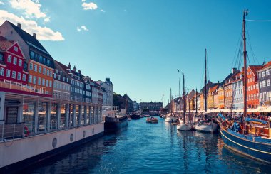 Nyhavn şehri Kopenhag 'ın en çok ziyaret edilen yerlerinden biridir.
