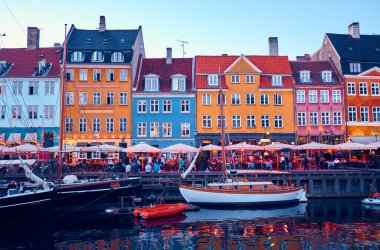Nyhavn, Kopenhag 'da tarihi ve turistik bir yerdir..