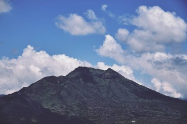 Batur Dağı 'nın tepesinde bulutlar var.