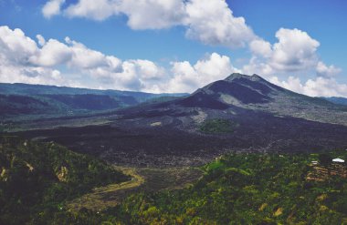 Batur Yanardağı 'nın son patlamasından sonra siyah lav izleri var. 
