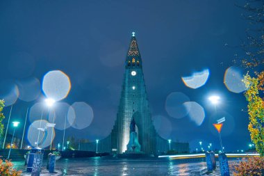 Hallgrimskirkja. Luteryan Kilisesi Reykjavik, İzlanda 'da yağmurlu bir gecede