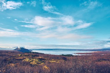 Güneşli gün ve mavi gökyüzü İzlanda 'nın güzel manzarasının üzerinde.