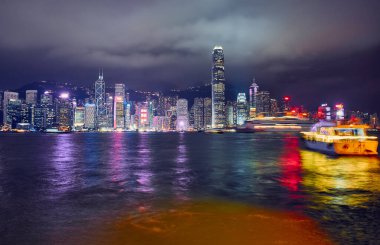 Gece Victoria Limanı ve Hong Kong manzarası
