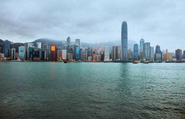 Victoria limanı ve Hong Kong binalarının şehir manzarası.