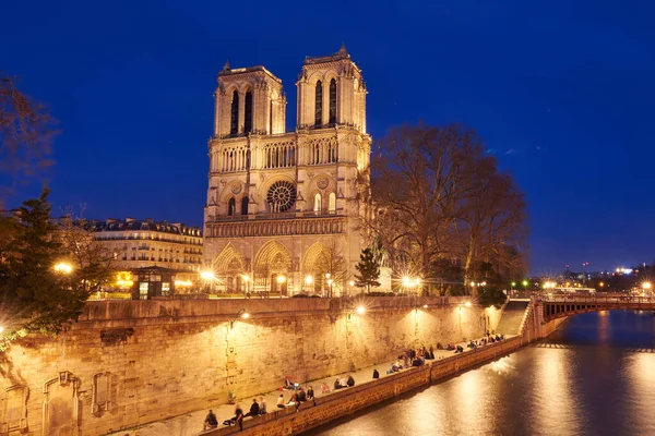 Mensen Ontspannen Nachts Aan Oevers Van Seine Bij Notre Dame — Stockfoto