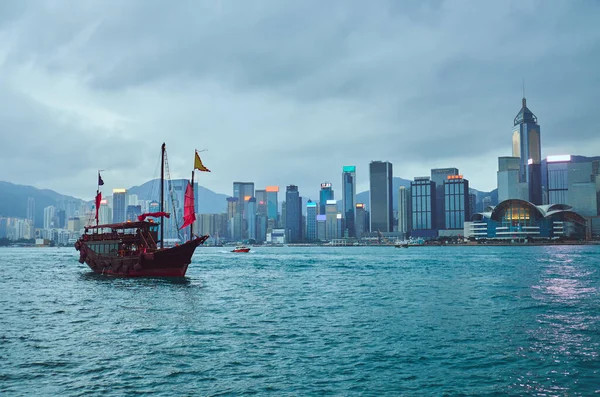 Nave Vela Tradizionale Legno Victoria Harbor Uno Sfondo Grattacieli Moderni — Foto Stock