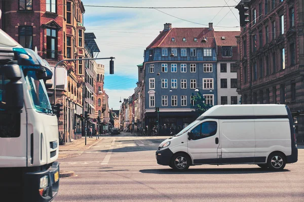 Minibus Rijdt Door Straat Kopenhagen — Stockfoto