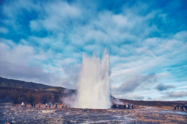 Turyści Obserwują Eksplozję Gejzera Islandii — Zdjęcie stockowe