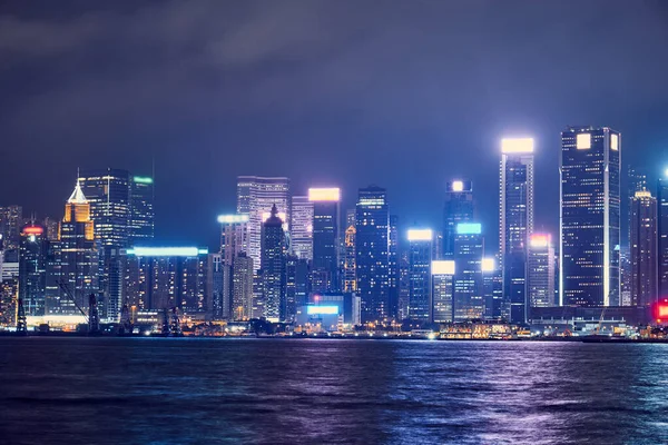 Świecące Reklamy Dachach Wieżowców Victoria Harbor Hong Kongu Nocy — Zdjęcie stockowe