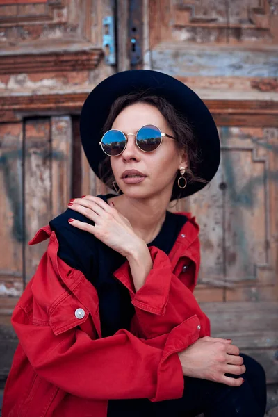 Şık Güzel Bir Kız Kırmızı Ceketli Siyah Şapkalı Güneş Gözlüklü — Stok fotoğraf