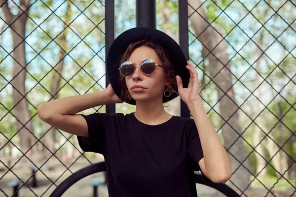 Portrait Self Confident Girl Black Hat Sunglasses — Stock Photo, Image