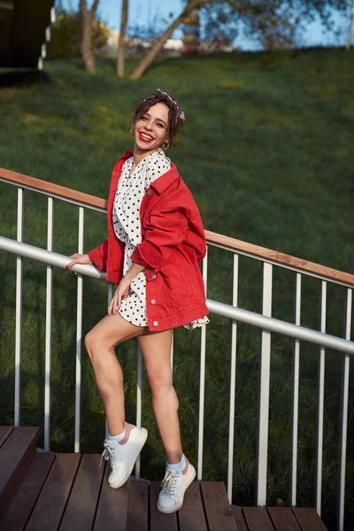Nettes Und Fröhliches Mädchen Steigt Die Treppe Frühlingspark Hinauf — Stockfoto
