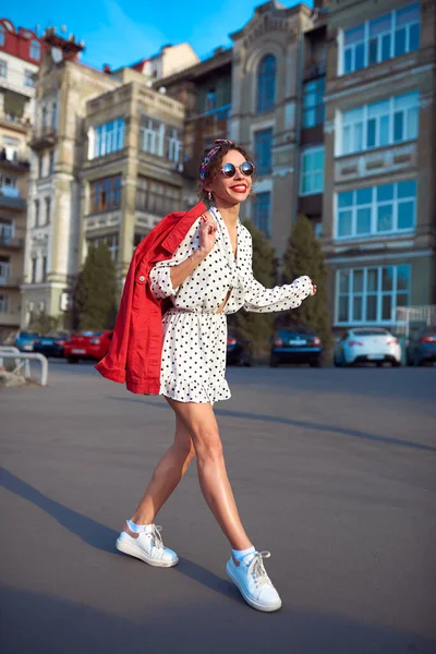 Счастливая Девушка Белом Платье Гуляет Весеннему Городу — стоковое фото