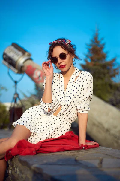 Kısa Elbiseli Güneş Gözlüklü Seksi Bir Kızın Portresi — Stok fotoğraf