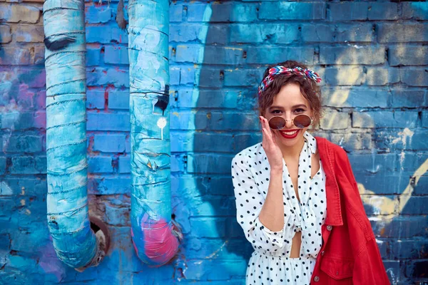 Chica Gafas Sol Con Corte Pelo Corto Sonríe Sobre Fondo —  Fotos de Stock