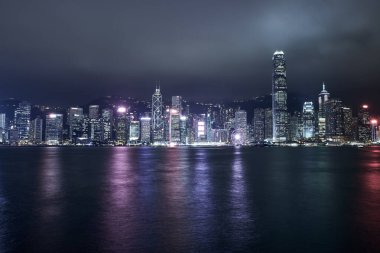 Şehir manzarası. Geceleri Hong Kong 'un merkezindeki modern binaların manzarası..