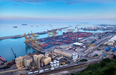 Barcelona, İspanya - 20 Mayıs 2018: kargo limanı. Yukarıdan görüntüle.