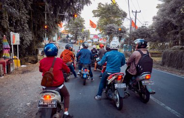 Bali, Endonezya - 11 Ocak 2019: Birçok motosiklet yeşil ışık kavşağında bekliyor.