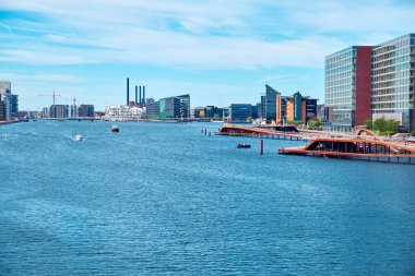 Kopenhag, Danimarka - 29 Haziran 2018: Şehir manzarası. Kanal manzarası ve şehrin yeni modern bölgesi..